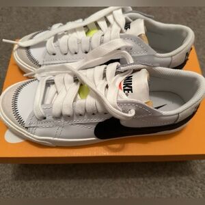 Nike woman’s blazer low ‘77 jumbo—size 9